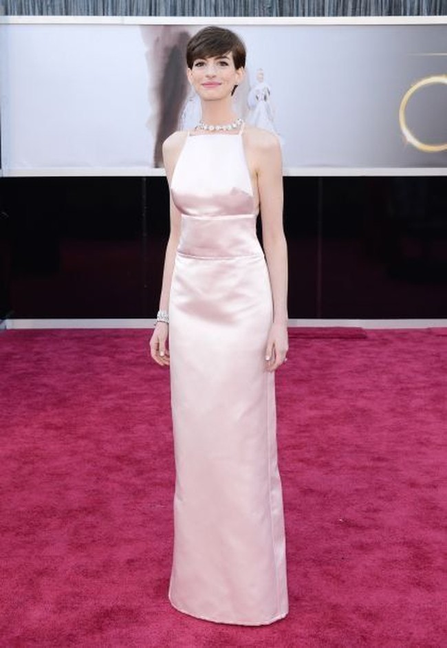 Gaun Prada Anne Hathaway sangat cantik ketika ia memakainya di tahun 2013. Namun gaun itu jadi bahan lelucon netizen karena garis jahitan di dada malah terlihat seperti siluet puting. Foto: Dok. Getty Images