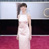 Gaun Prada Anne Hathaway sangat cantik ketika ia memakainya di tahun 2013. Namun gaun itu jadi bahan lelucon netizen karena garis jahitan di dada malah terlihat seperti siluet puting. Foto: Dok. Getty Images