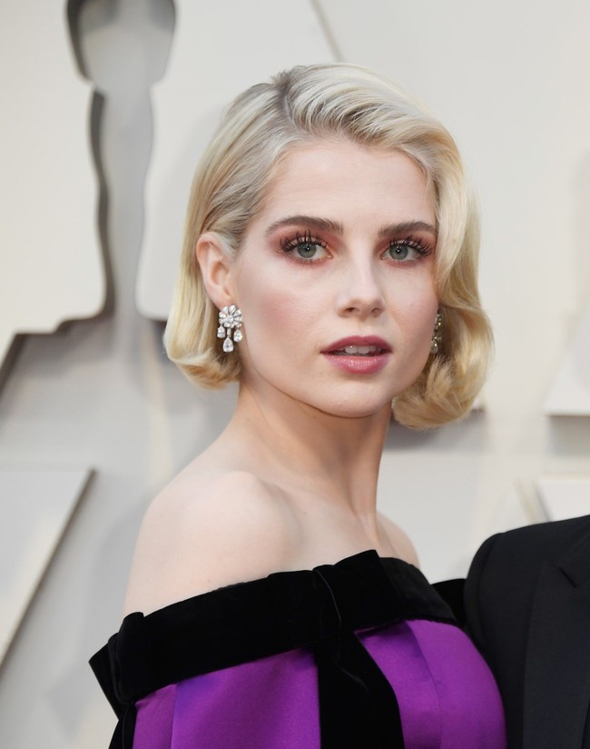 Si cantik Lucy Boynton tampil memukau dengan riasan bernuansa ungu yang sama dengan dressnya. Foto: Getty Images