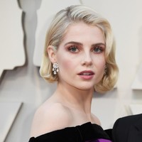 Si cantik Lucy Boynton tampil memukau dengan riasan bernuansa ungu yang sama dengan dressnya. Foto: Getty Images