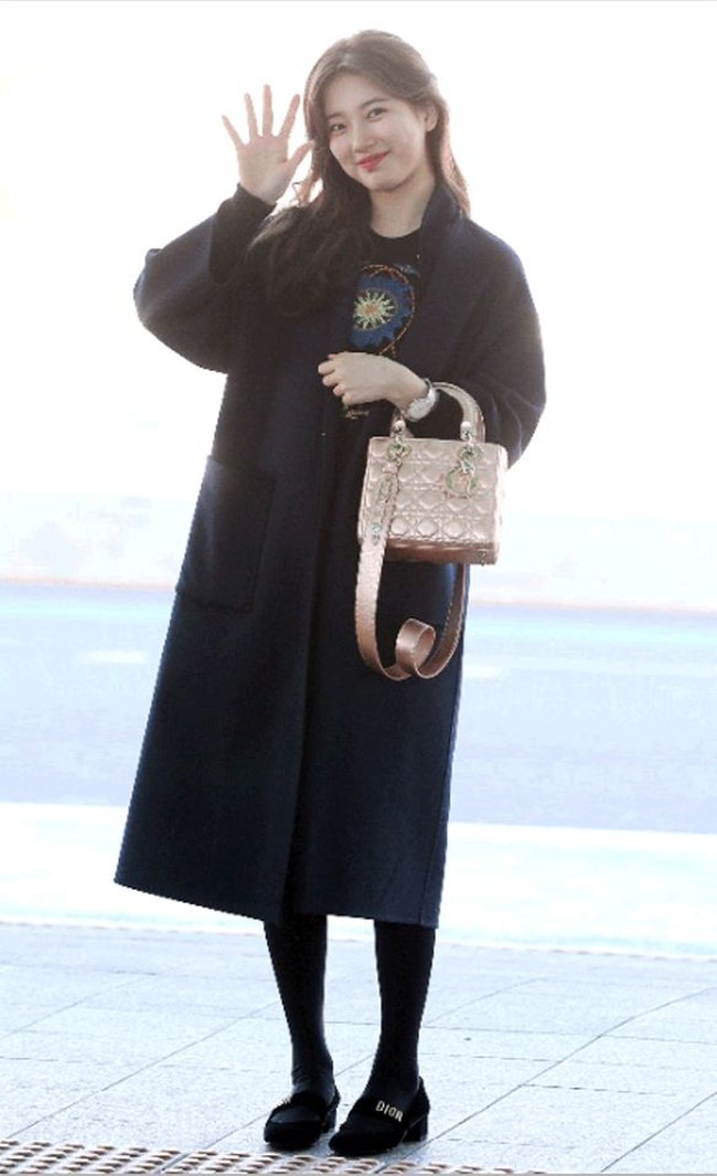 Stylish dengan busana serba Dior, Suzy terlihat tetap cantik meskipun tanpa pulasan makeup, sehingga makin memperlihatkan keindahan kulitnya yang bak porselen. Foto: dok. Dior