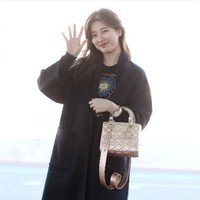 Stylish dengan busana serba Dior, Suzy terlihat tetap cantik meskipun tanpa pulasan makeup, sehingga makin memperlihatkan keindahan kulitnya yang bak porselen. Foto: dok. Dior