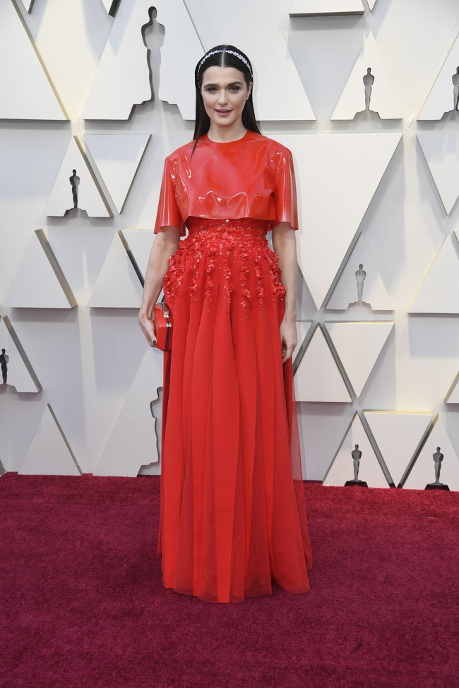 Lain daripada lain, Rachel Weish memilih gaun berbahan PVC dari Givenchy. Sebuah penampilan yang membawa angin segar di karpet merah Oscars 2019. Foto: Getty Images