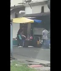 Duh, Pekerja Ini Sengaja Banting Ikan Hidup ke Jalanan Sebelum Dimasak