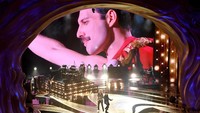Mereka menampilkan cuplikan video aksi Freddie Mercury di penampilannya itu. Kevin Winter/Getty Images