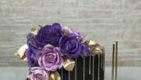 Kalau diberi cake yang ini di hari ulang tahun, kira-kira lebih pilih dimakan atau dijadikan hiasan? Rangkaian bunga warna ungu membuat cake ini elegan. Foto: Istimewa