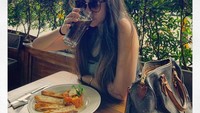 Mantan istri Taqy Malik itu juga penggemar minuman berkafein. Beberapa hari yang lalu, Salma mengunggah foto saat dirinya menyeruput segelas americano dingin. Foto: Instagram salmafinasunan