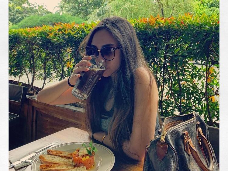 Penggemar Berat Kafein, Ini Pose Salmafina, Putri Pengacara Sunan Kalijaga Saat Ngopi