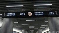 Informasi jadwal keberangkatan MRT dari setiap stasiun juga terpampang jelas.