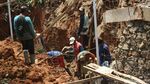 Pekerja Kebut Pembuatan Turap di Kali Buaran Jaktim