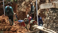 Turap dibangun guna memperbaiki drainase di kawasan Kali Buaran.