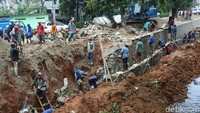 Suasana pembangunan turap di Kali Buaran, Klender, Jakarta Timur, Senin (25/2/2019).