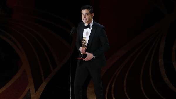 Ciuman dan Kemenangan Pertama Rami Malek Ciuman dan Kemenangan Pertama Rami Malek