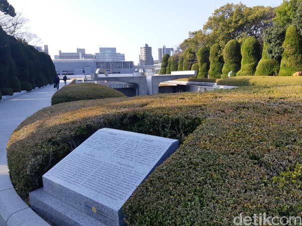 Lewat dari Monumen Perdamaian Anak, ada 2 tugu penting yang bernama Pond of Peace dan Flame of Peace. Inilah 2 monumen yang jadi tanda perdamaian dunia yang bebas dari senjata nuklir. (Bonauli/detikTravel) Lewat dari Monumen Perdamaian Anak, ada 2 tugu penting yang bernama Pond of Peace dan Flame of Peace. Inilah 2 monumen yang jadi tanda perdamaian dunia yang bebas dari senjata nuklir. (Bonauli/detikTravel)