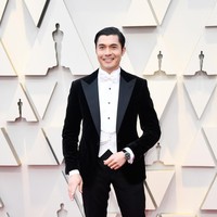 Aktor Henry Golding tampak gagah dengan tuksedo dari Ralph Lauren. Pria asal Malaysia ini lalu menyempurnakan gayanya dengan dasi kupu-kupu putih. Foto: Getty Images