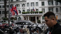 Bendera Negara Korea Utara dan Amerika Serikat juga tampak dipasang di Hotel Metropole Hanoi yang disebut sebagai lokasi menginap pemimpin Korea Utara Kim Jong Un selama pertemuan tingkat tinggi dengan Presiden AS Donald Trump berlangsung pada tanggal 27-28 Februari mendatang. Carl Court/Getty Images.
