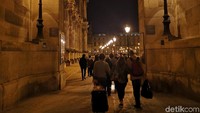 Museum Louvre berada di tengah kota Paris, tepatnya di Rive Droite Seine, Arondisemen. Jika Anda menginap di tengah kota Paris, tinggal mengecek peta digital dan bisa mulai melangkahkan kaki untuk menggapainya. (Ardhi/detikTravel)