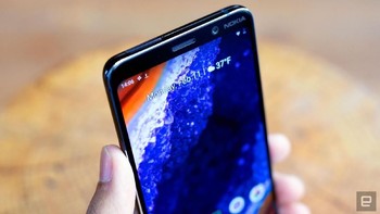 Bodinya terlindungi Gorilla Glass 5 dan telah mendapatkan sertifikat IP67 yang artinya tahan debu serta air. Foto: Chris Velazco/Engadget