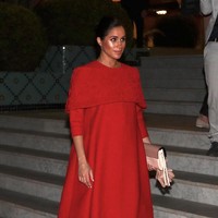 Di hari pertama kedatangannya di Maroko, Meghan tampil anggun dengan gaun merah memikat. Gaun pendek dari Valentino ini dipakai ketika bertemu Raja Muhammad VI. Foto: Getty Images