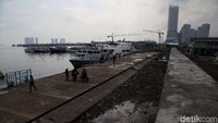 Selain itu tanggul setinggi empat meter di Pelabuhan Kali Adem itu dikeluhkan lantaran menyulitkan akses pengangkutan barang dari daratan menuju kapal.