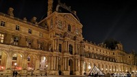 Namun bagi turis yang datang malam hari, tak perlu murung. Sebab daya pikat pikat Louvre tak lantas luntur. Anda bakal dimanjakan dengan paduan cahaya lampu dan bangunan berasitektur lawas nan eksotis. (Ardhi/detikTravel)