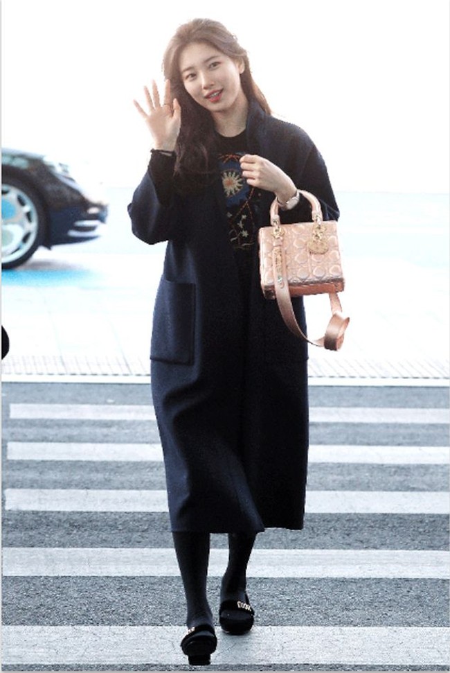 Bae Suzy terlihat di bandara Incheon, Korea Selatan, Minggu (24/2/2019). Ia berangkat ke Paris untuk menghadiri Paris Fashion Show Fall/Winter 2019. Foto: dok. Dior