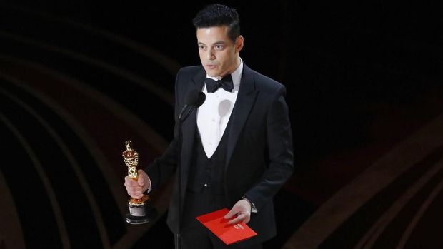 Rami Malek memenangkan kategori Best Actor.