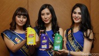 Model menunjukan oli terbaru dari Top 1.