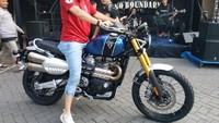 Baru kencan sebentar, Omesh langsung mengungkapkan bahwa telah jatuh hati pada motor tersebut. Sebab, diketahui ia memang menyukai motor merek Triumph dan juga suka turing. Foto: Ridwan Arifin