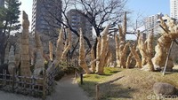 Taman ini tak hanya memamerkan keindahan bunga dan arsitektur, tapi juga galeri seni. Pemandangan taman jadi tambah cantik. (Bonauli/detikTravel)