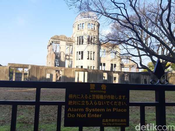 Sekeliling A-bomb Dome diberi pagar pembatas. Peringatan untuk tidak masuk dan adanya alarm untuk penjagaan disertakan dibeberapa tempat. (Bonauli/detikTravel) Sekeliling A-bomb Dome diberi pagar pembatas. Peringatan untuk tidak masuk dan adanya alarm untuk penjagaan disertakan dibeberapa tempat. (Bonauli/detikTravel)