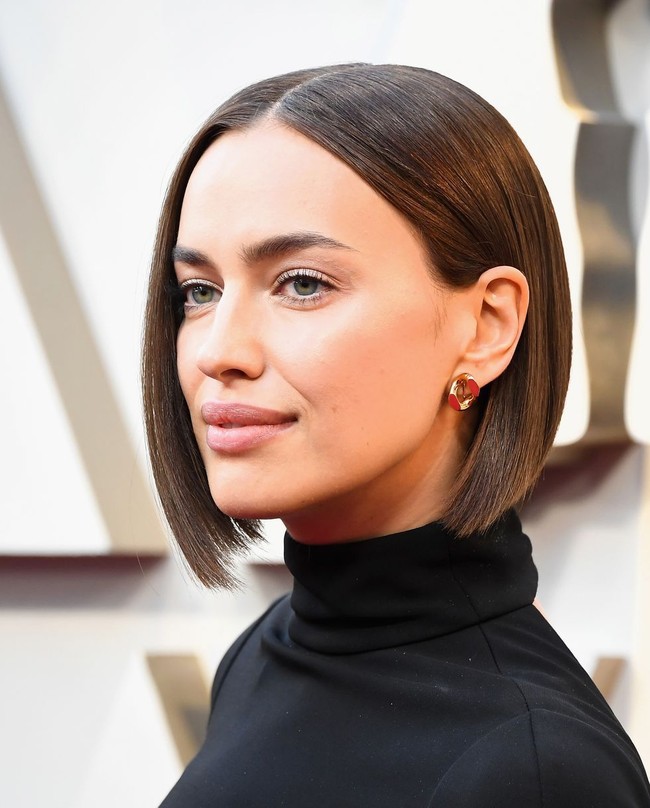 Model Irina Shayk menemani pasangan hidupnya Bradley Cooper ke Oscars. Sang model tampil simple dengan riasan nude. Foto: Getty Images