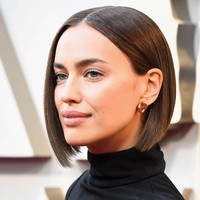 Model Irina Shayk menemani pasangan hidupnya Bradley Cooper ke Oscars. Sang model tampil simple dengan riasan nude. Foto: Getty Images