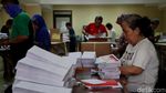 Begini Sibuknya Aktivitas Melipat Surat Suara untuk Pemilu 2019