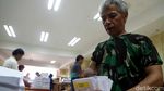 Begini Sibuknya Aktivitas Melipat Surat Suara untuk Pemilu 2019