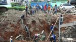 Pekerja Kebut Pembuatan Turap di Kali Buaran Jaktim