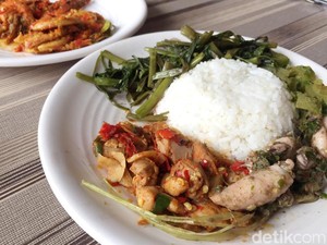 Dapoer Bang Jali: Huah! Pedasnya Ayam Jali-jali dan Kikil Cabe Ijo ala Denny Cagur