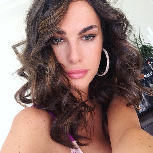 Francesca sendiri dikenal sebagai model asal Italia yang sebelumnya pernah berprofesi sebagai gadis payung tim moto2. Pada Juni 2018, ia pertama kali terlihat di sirkuit untuk mendukung Rossi pada balapan MotoGP Italia. Foto: Instagram @francescasofianovello