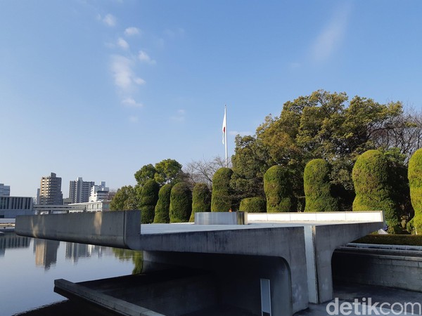 Di desain oleh Profesor Kenzo Tange, dari Universitas Tokyo, monumen ini memiliki simbol seperti tangan yang terbuka. Di tengah monumen ini terdapat api menyala yang dipersembahkan dari 35 kuil dan gereja. (Bonauli/detikTravel) Di desain oleh Profesor Kenzo Tange, dari Universitas Tokyo, monumen ini memiliki simbol seperti tangan yang terbuka. Di tengah monumen ini terdapat api menyala yang dipersembahkan dari 35 kuil dan gereja. (Bonauli/detikTravel)
