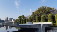 Di desain oleh Profesor Kenzo Tange, dari Universitas Tokyo, monumen ini memiliki simbol seperti tangan yang terbuka. Di tengah monumen ini terdapat api menyala yang dipersembahkan dari 35 kuil dan gereja. (Bonauli/detikTravel)