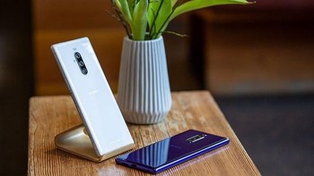 Xperia 1 dilengkapi baterai berkapasitas 3.330 mAh. Sayangnya, Sony memutuskan untuk menanggalkan headphone jack di Xperia 1. (Foto: Slashgear)