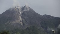 Luncuran awan panas dari puncak Gunung Merapi terlihat dari Balerante, Klaten, Jawa Tengah, Senin (18/2/2019). Balai Penyelidikan dan Pengembangan Teknologi Kebencanaan Geologi (BPPTKG) Yogyakarta mencatat telah terjadi luncuran awan panas Gunung Merapi dengan jarak luncur maksimum satu kilometer ke arah Kali Gendol, dengan status gunung Waspada (level II). ANTARA FOTO/Hendra Nurdiyansyah