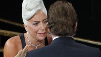 Lady Gaga menangis kala dirinya dinyatakan menang di Oscar 2019 di California, Amerika Serikat pada Minggu (24/2). REUTERS/Mike Blake