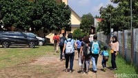 Kampung Sawah di Kota Bekasi dikenal akan masyarakatnya yang majemuk. Buktinya, ada masjid dan gereja yang saling berdampingan (Randy/detikTravel)