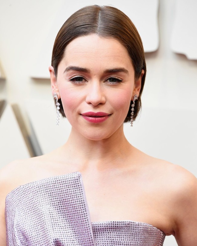 Emily Clarke tampil dengan rambut bob yang dibuat slick. Sementara makeupnya bernuansa pink-rose. Foto: Getty Images