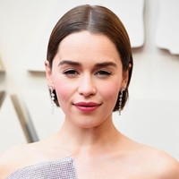 Emily Clarke tampil dengan rambut bob yang dibuat slick. Sementara makeupnya bernuansa pink-rose. Foto: Getty Images