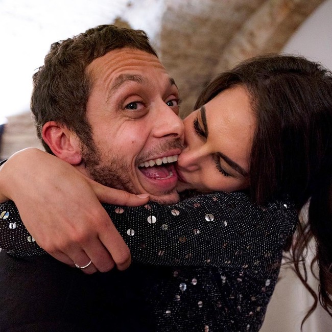 Setelah menjalin hubungan asmara dengan juara dunia tujuh kali MotoGP ini, mereka pun kerap pamer kemesraan. Model seksi ini pun hadir dalam perayaan ulang tahun Rossi yang ke-40 pad minggu lalu (17/2/2019). Foto: Instagram @francescasofianovello