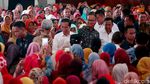 Semringahnya Jokowi Serahkan Bansos PKH dan BPNT di Cilacap