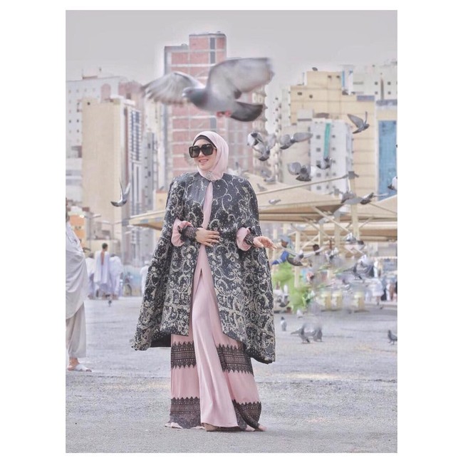 Penampilannya saat umrah memang sempat menuai kontroversi karena dianggap terlalu mewah. Namun, tidak menutup kemungkinan ia akan kembali memakai cape dengan embroidery mewah seperti ini lagi di momen sakralnya nanti. Foto: Instagram/Princessyahrini