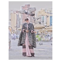 Penampilannya saat umrah memang sempat menuai kontroversi karena dianggap terlalu mewah. Namun, tidak menutup kemungkinan ia akan kembali memakai cape dengan embroidery mewah seperti ini lagi di momen sakralnya nanti. Foto: Instagram/Princessyahrini